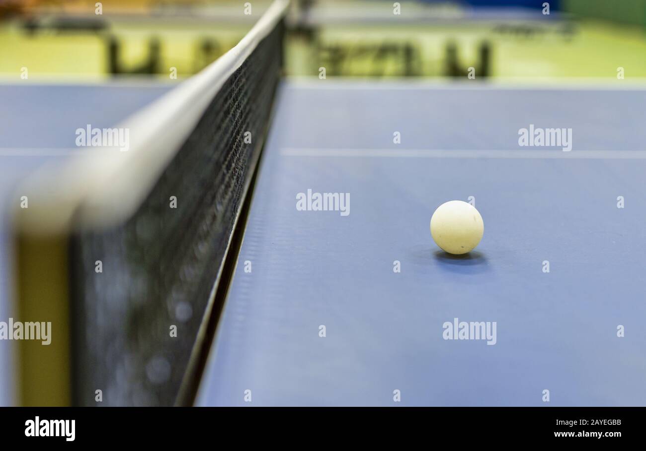 Tischtennisplatte mit Netz und Ball Stockfoto
