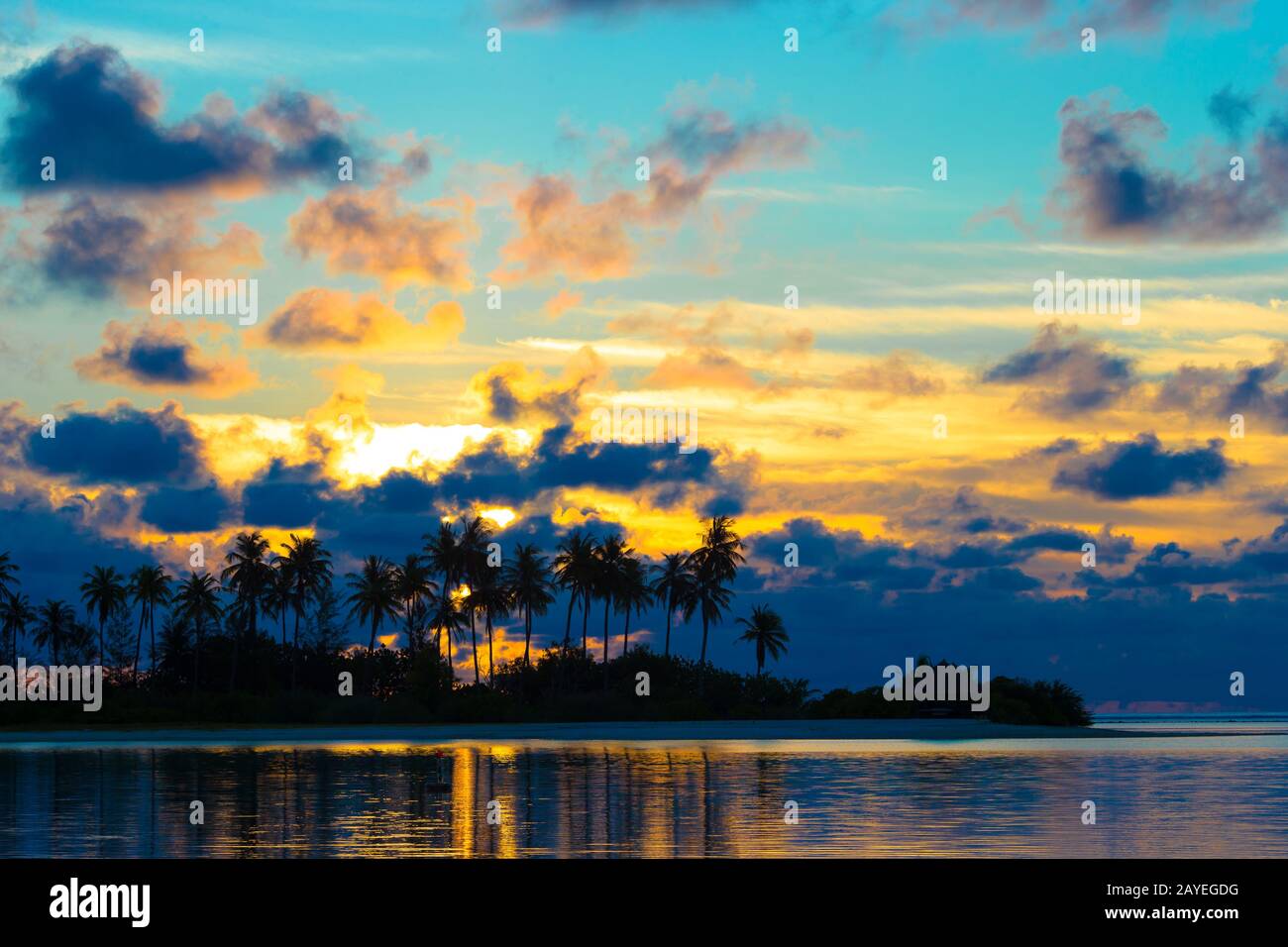 Dunkle Silhouetten von Palmen und erstaunliche bewölkten Himmel bei Sonnenuntergang Stockfoto