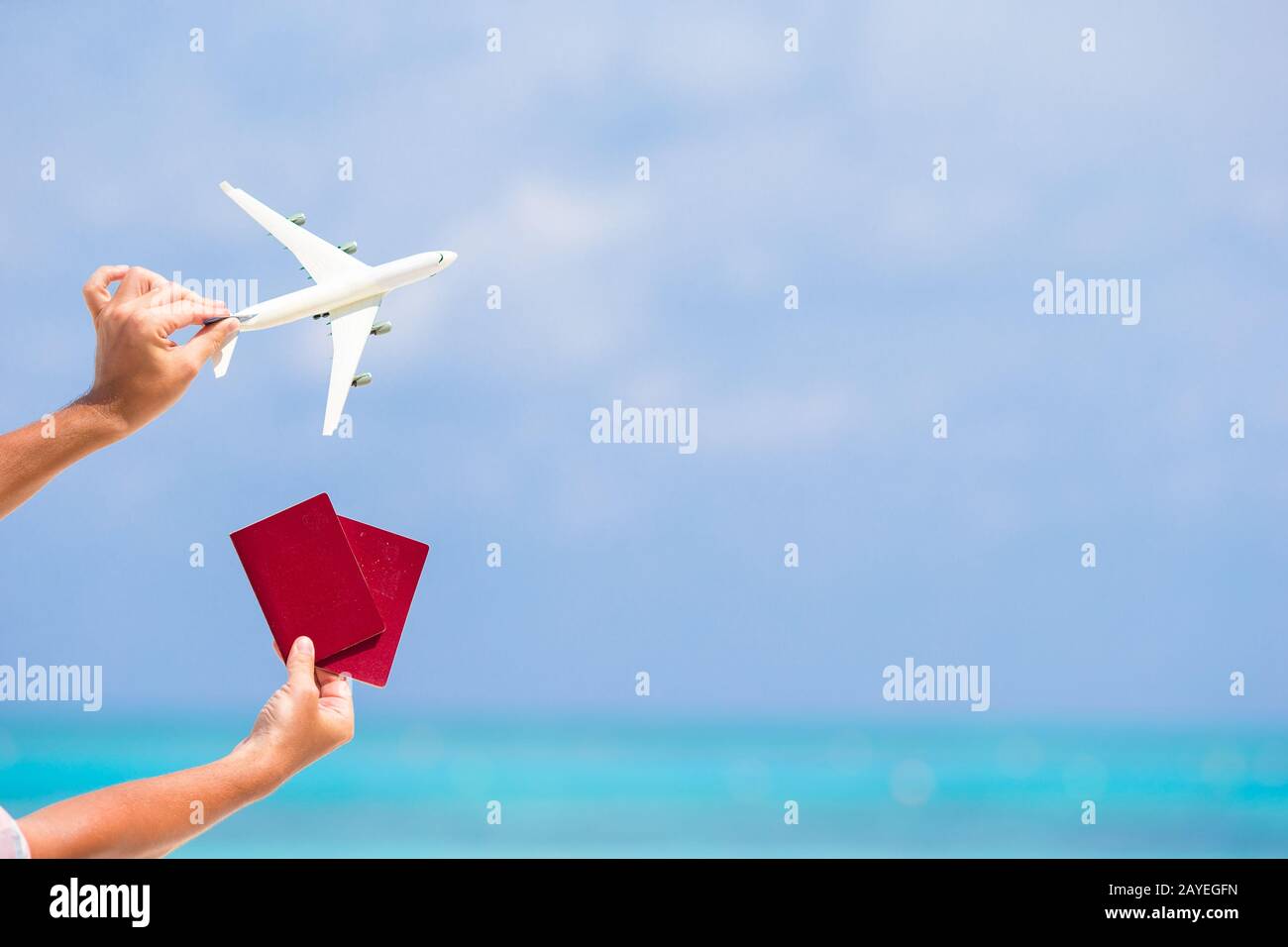 Nahaufnahme der Pässe und weiße Flugzeug Hintergrund das Meer Stockfoto