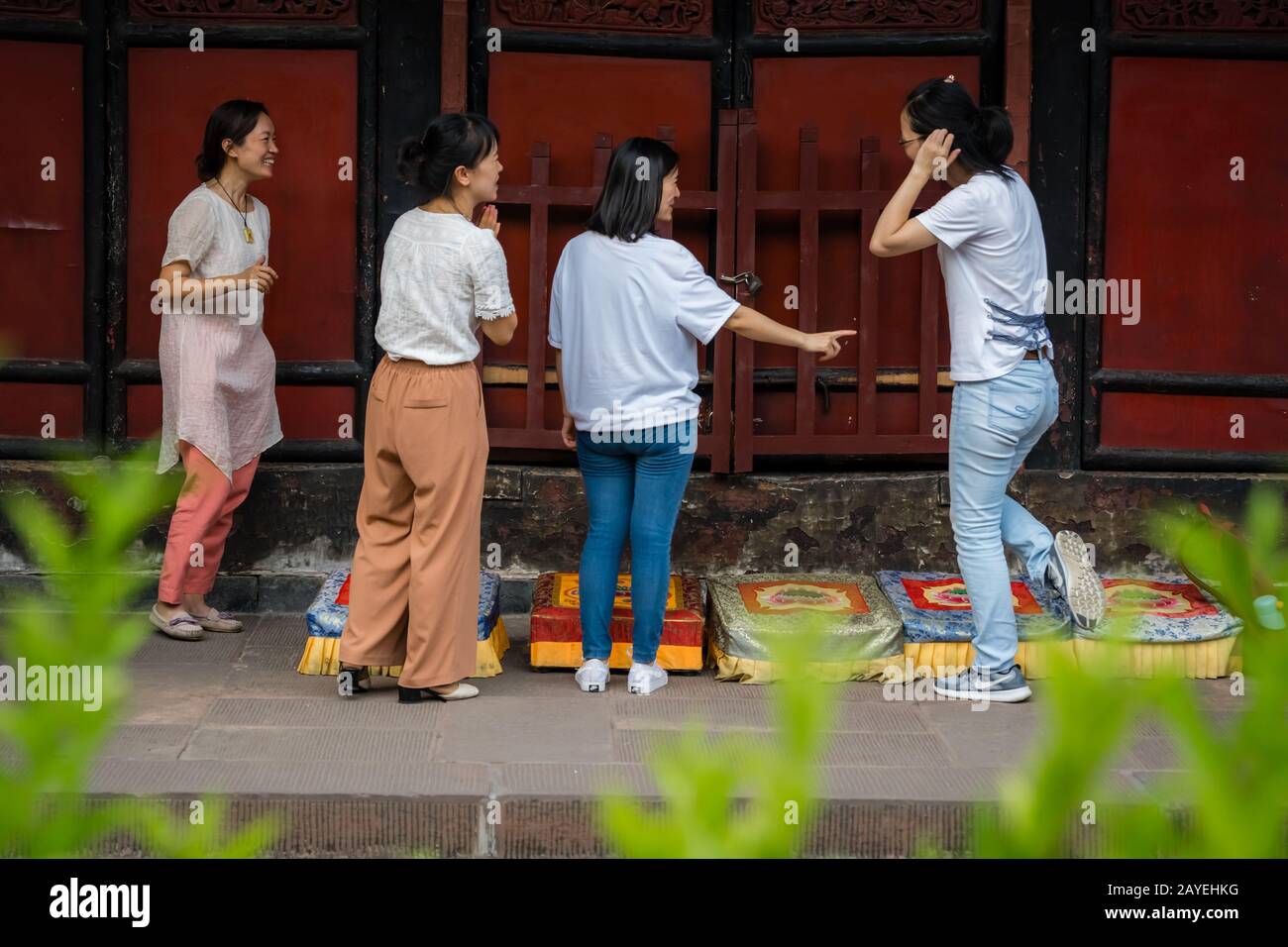 Frauen vor betenden Knebelpolstern Stockfoto