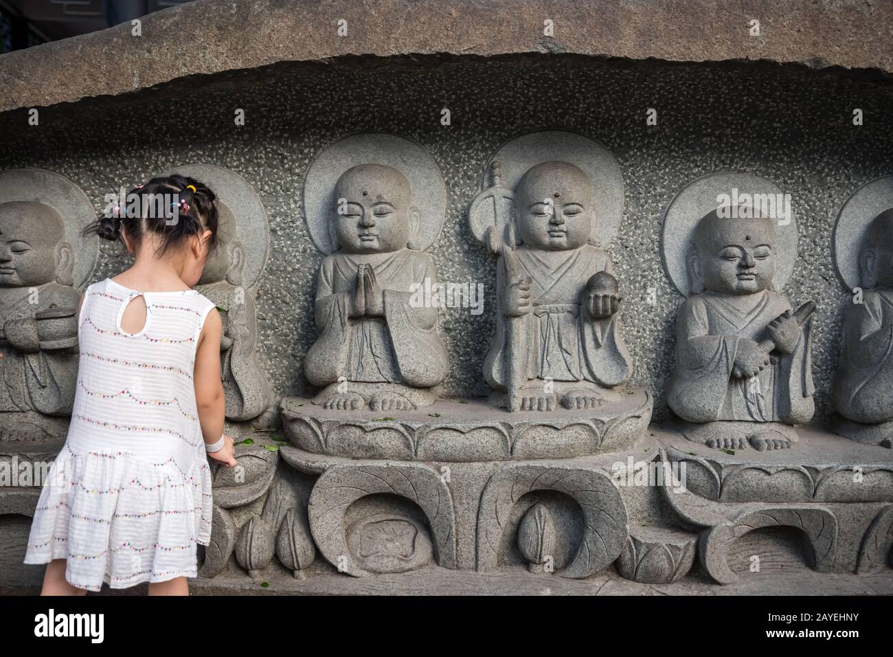 Kleines Mädchen im Kloster Wenshu Stockfoto