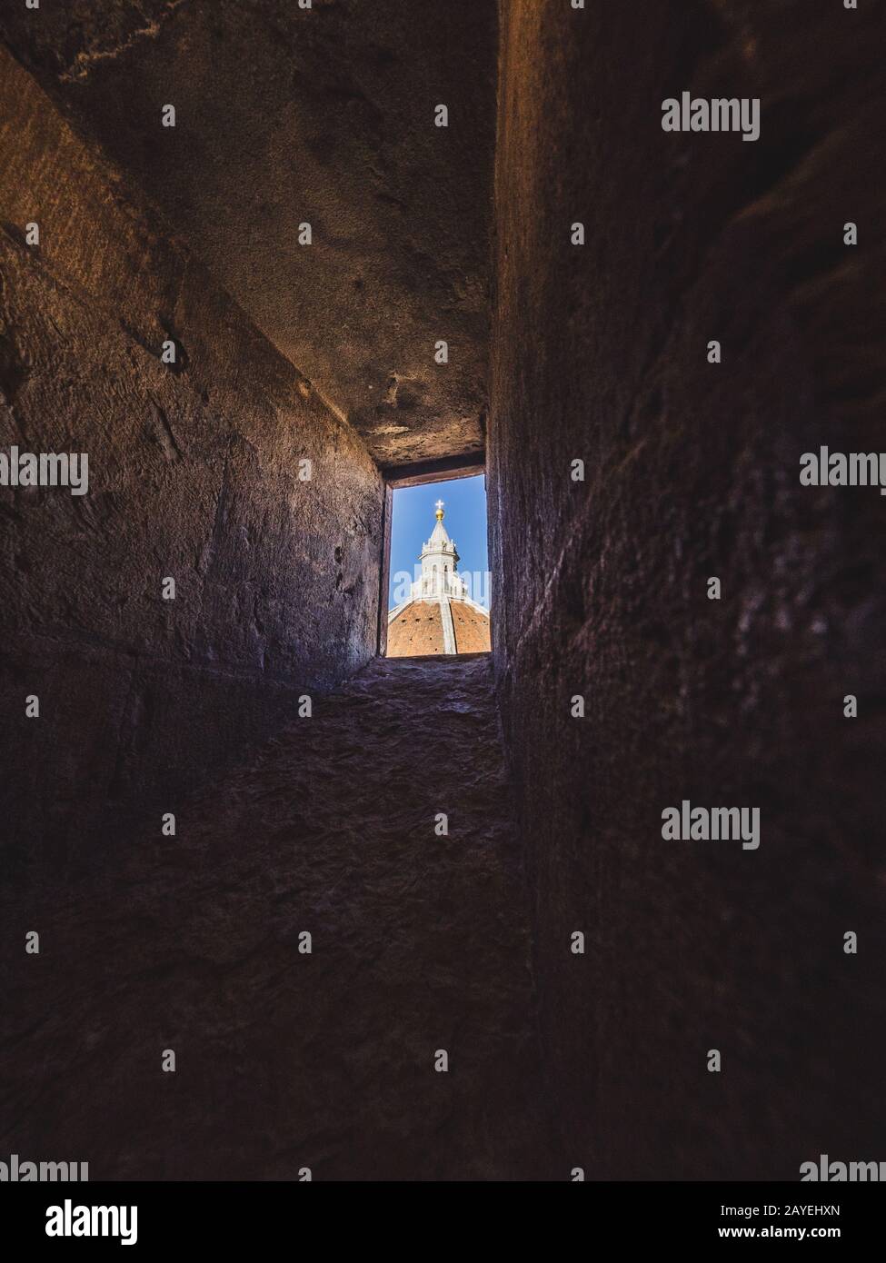 Blick auf die Kuppel Santa Maria del Fiore von einem Windod im Campanile di Giotto Stockfoto