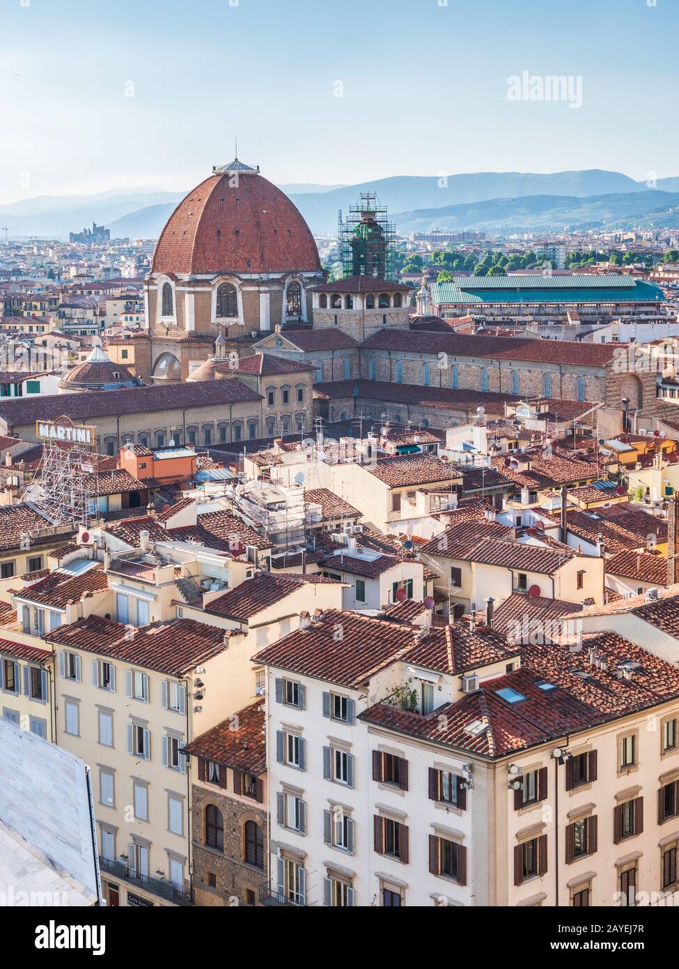 Firenze, Italien - 26. Mai 2017 - Blick auf die Kirche Basilica di San Lorenzo und die Cappelle Medicee von der Kathedrale Santa Maria del Fiore Stockfoto