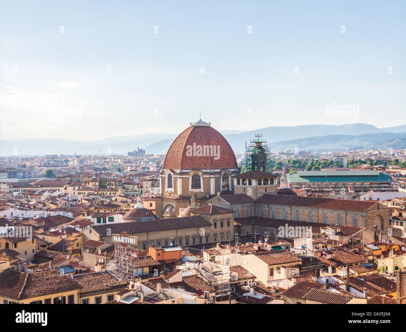 Firenze, Italien - 26. Mai 2017 - Blick auf die Kirche Basilica di San Lorenzo und die Cappelle Medicee von der Kathedrale Santa Maria del Fiore Stockfoto