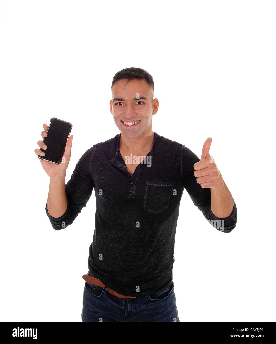 Junger Mann, der sein Handy zeigt, gute Nachrichten Stockfoto