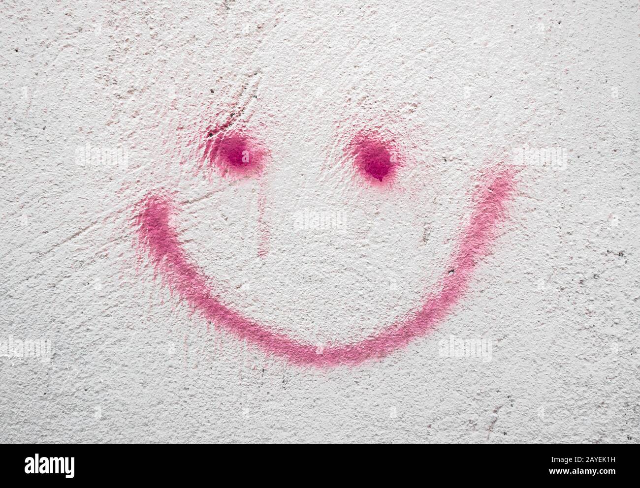 Grunziger Smiley an der Wand Stockfoto