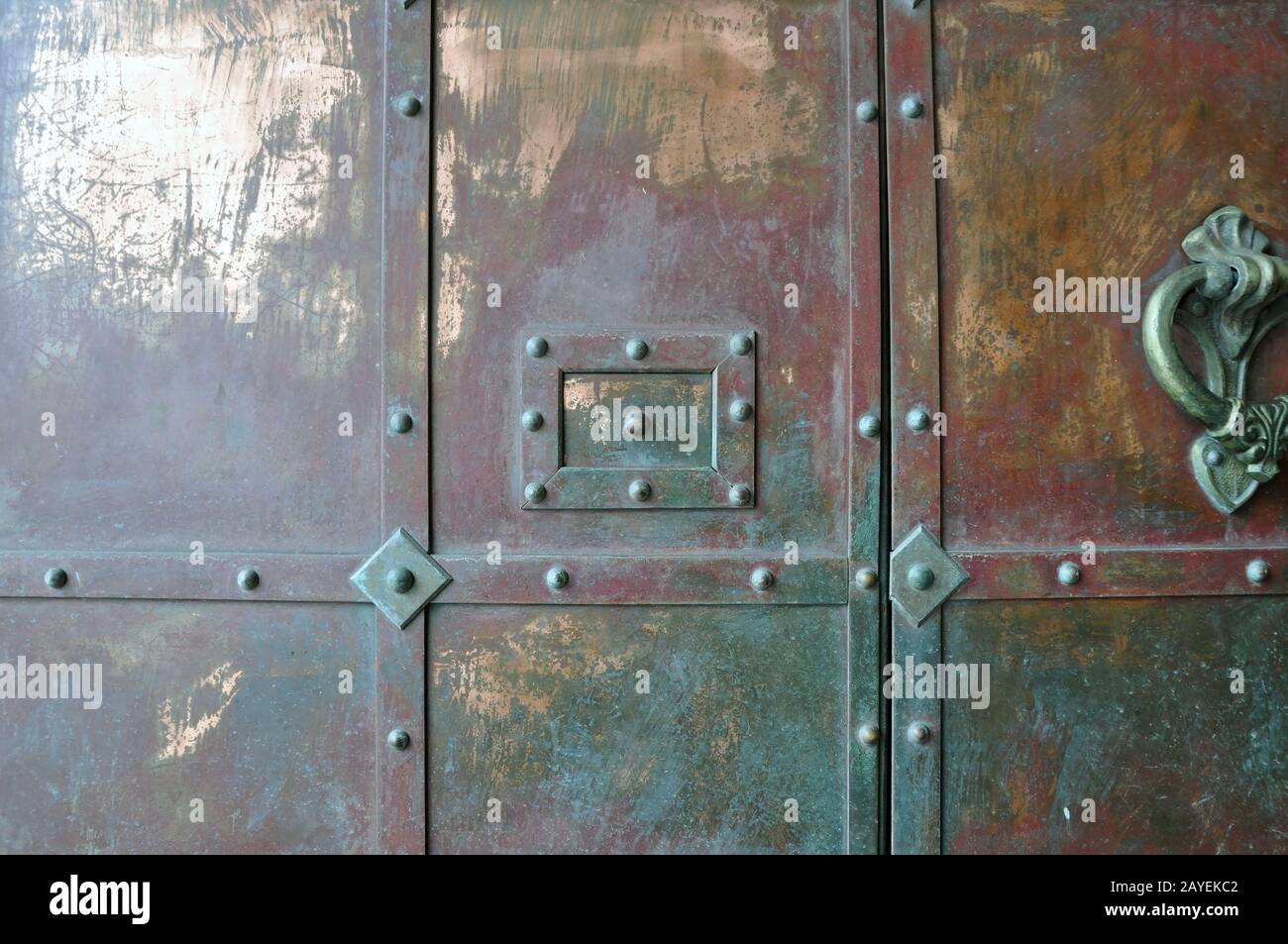 Alte Metalltüren. Alter Vintage-Stil. Texturhintergrund Stockfoto