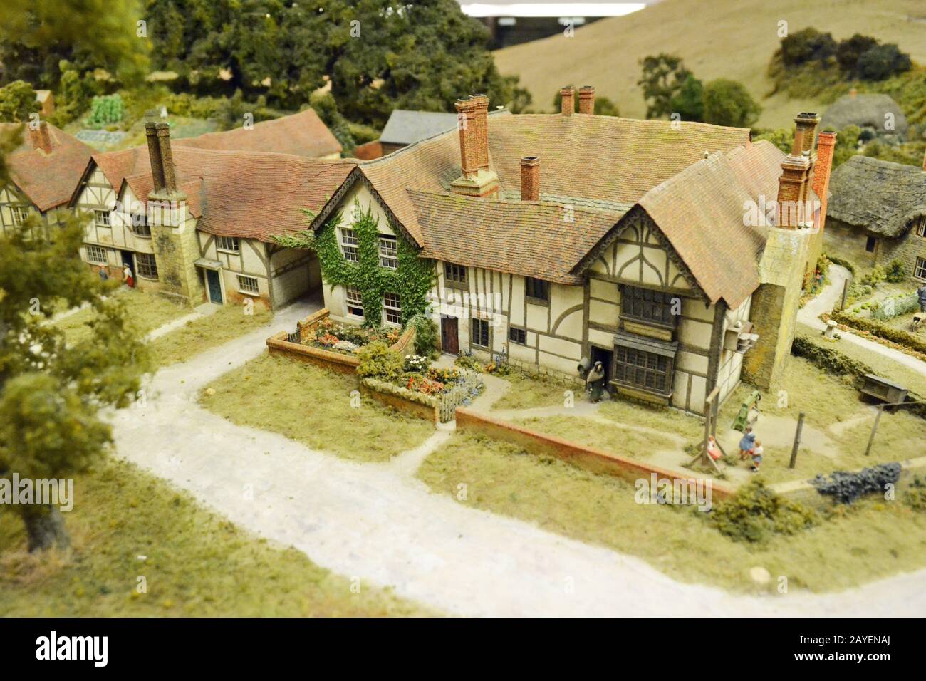 Modell eines englischen Cottages aus den 1930er Jahren im Pendon Museum, Long Wittenham in der Nähe von Didcot, Oxfordshire, England, Großbritannien. Die gesamte Anzeige wird als Vale Scene bezeichnet. Stockfoto