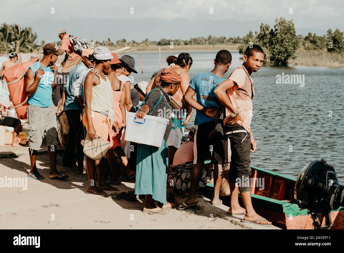 Die Leute warten auf ein Taxiboot, Maroantsetra Madagaskar Stockfoto