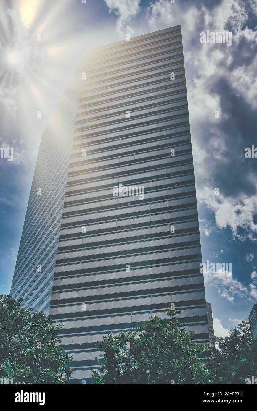 Panoramaaussicht und Perspektive Weitwinkelansicht zu Stahl hellblauer Hintergrund des Hochhauses aus Glas Wolkenkratzer kommerzielle moderne Stadt der Zukunft. Stockfoto