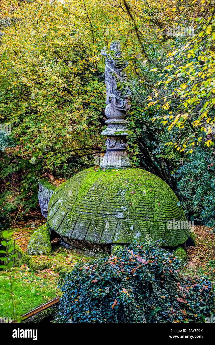 Italien, Latium, der Bomarzo-Garten von Monster ( Giardino Dei Mostris ) - Die Gruppe Turtle, Whale Stockfoto