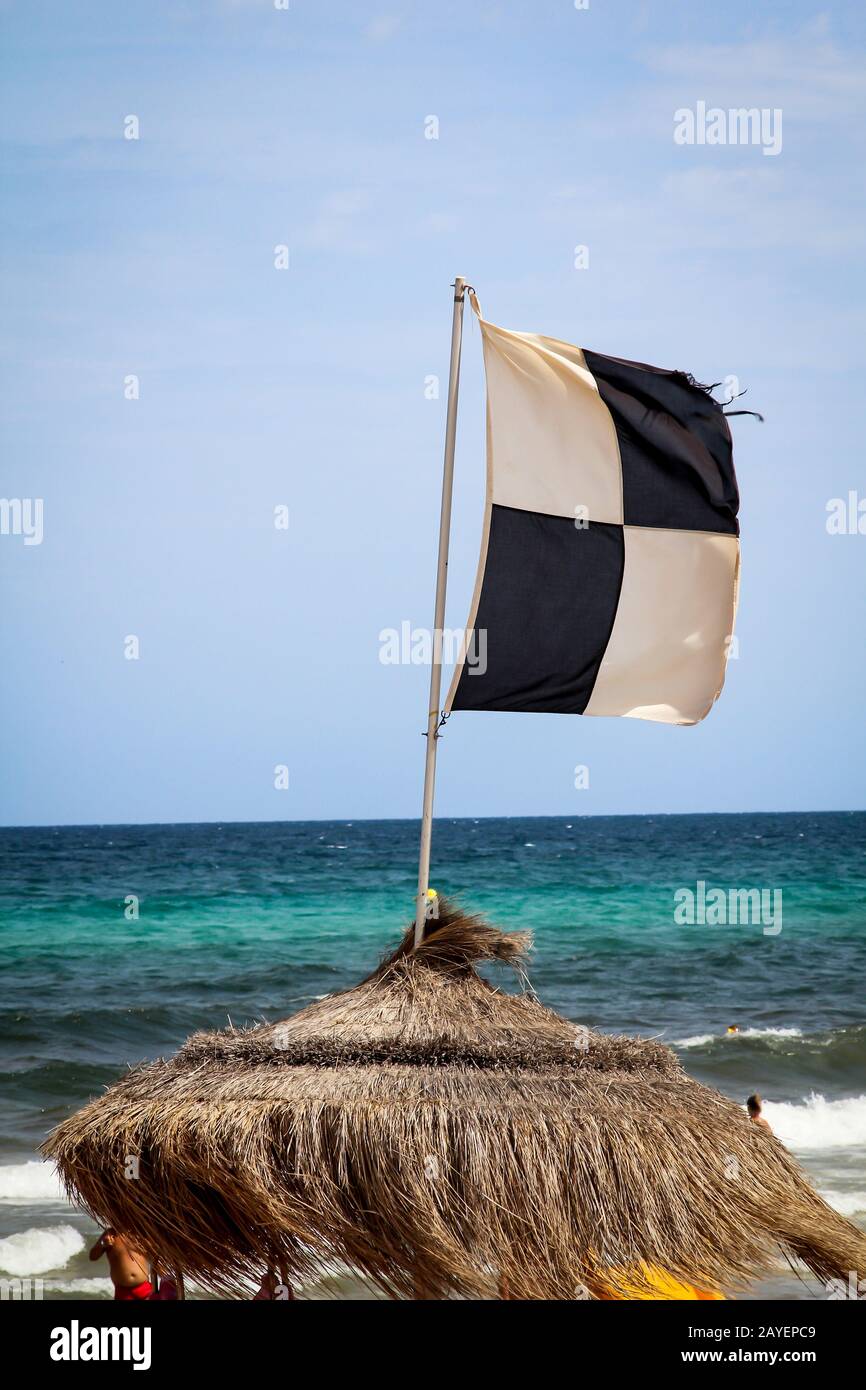 Flaggen am Strand weisen auf Gefahren wie Quallen, Unterstrom und andere Gefahren hin Stockfoto