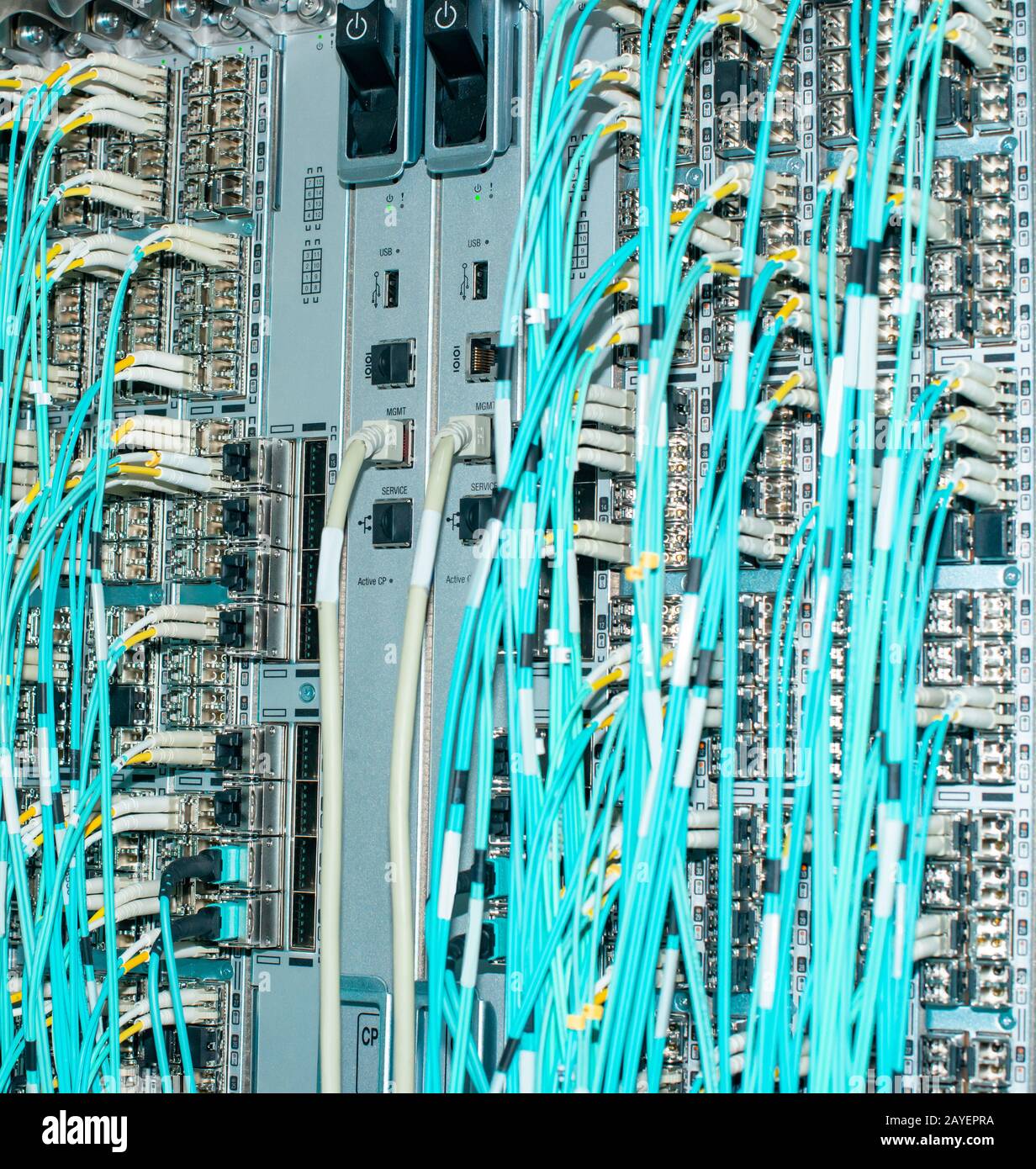 Netzwerk-Switch und Netzwerkkabel Glasfaserkabel in einem Rechenzentrum Stockfoto