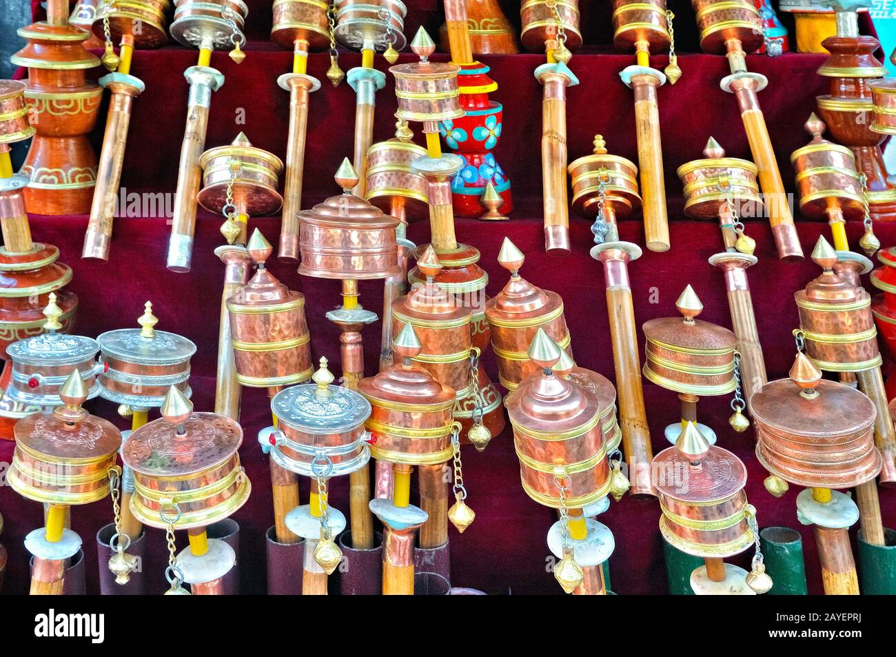 Gebetstrommeln auf dem Markt in Lhasa Tibet Stockfoto
