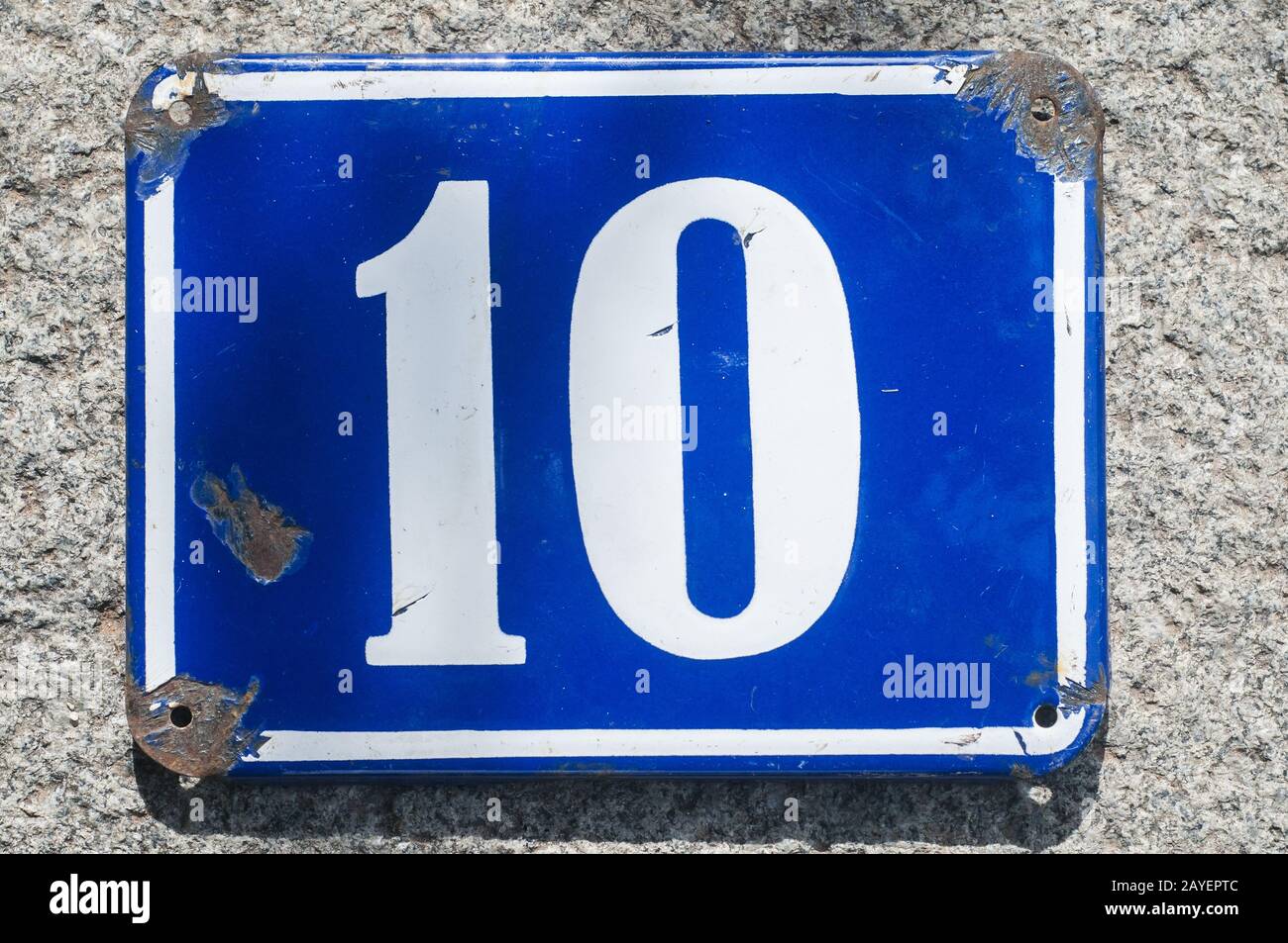 Verwitterter grungener quadratischer Metall-Emaillierter Schild mit der Hausnummer 10 Stockfoto