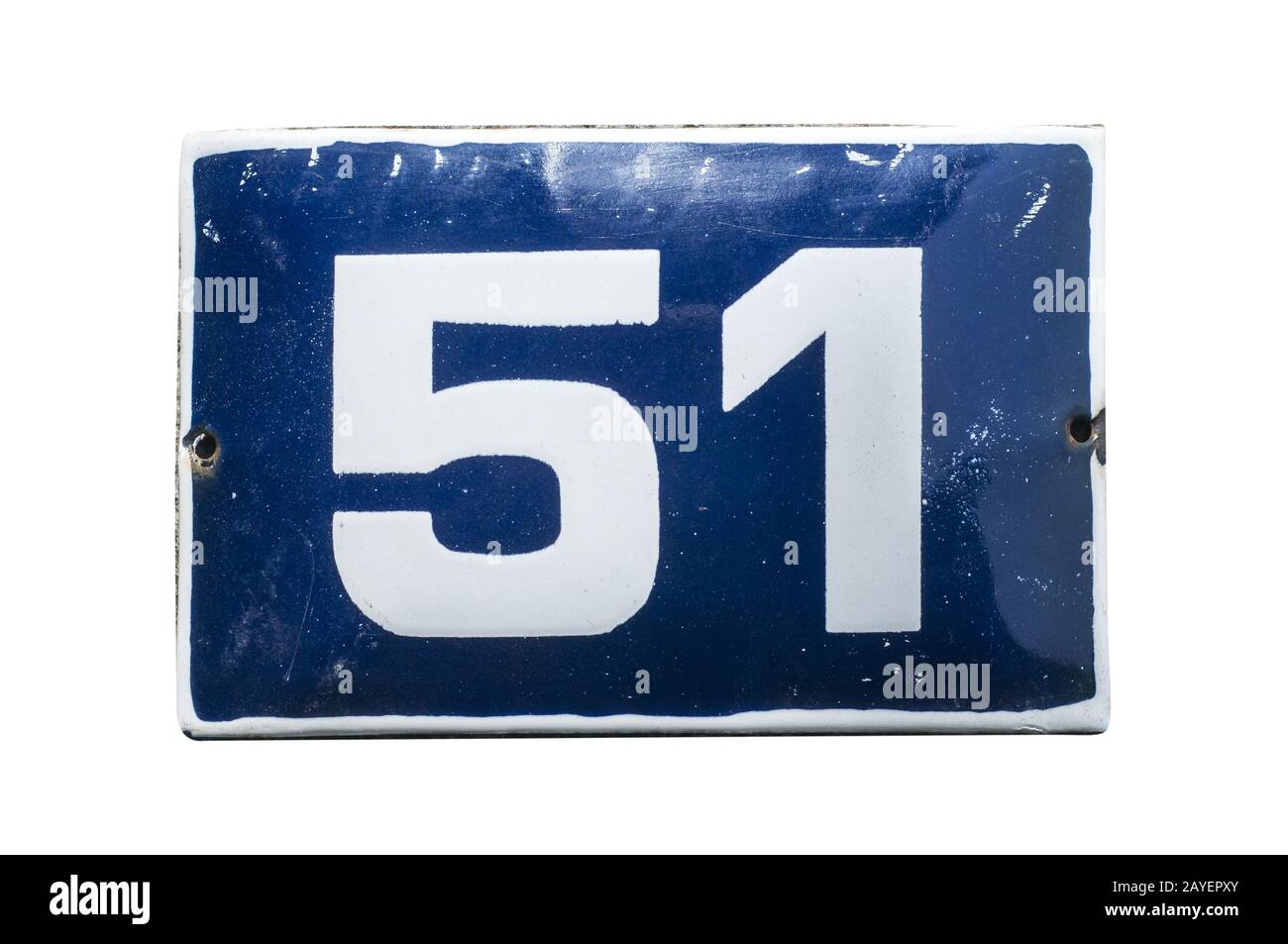 Verwittertes, quadratisches Metall-Emailliertes Schild mit der Nummer der Straßenadresse mit der Nummer 51 closeup Isol Stockfoto