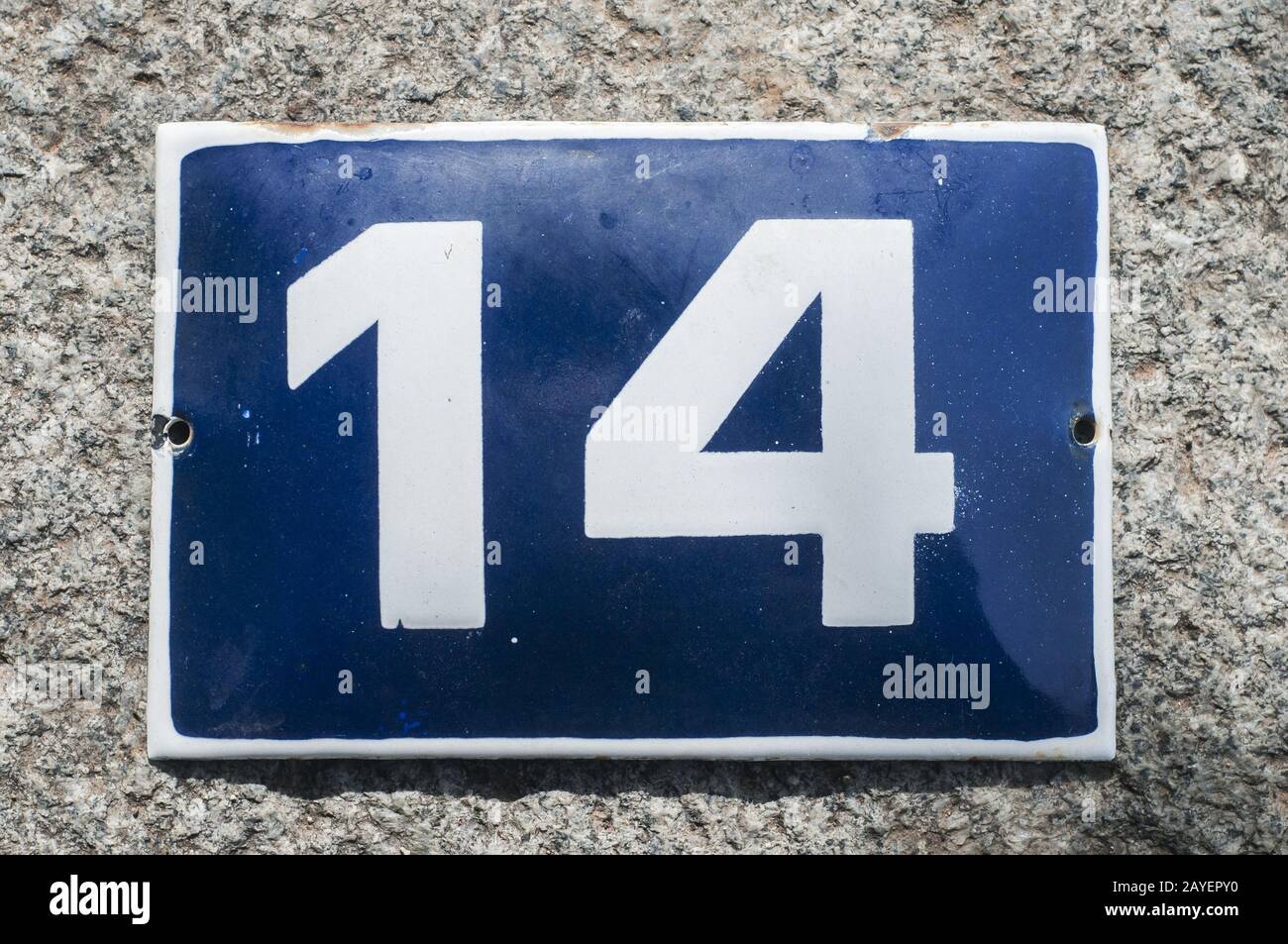 Verwitterte grunge square Metall emailliert Platte auf die Zahl der Straße mit der Nummer 14 Nahaufnahme Stockfoto