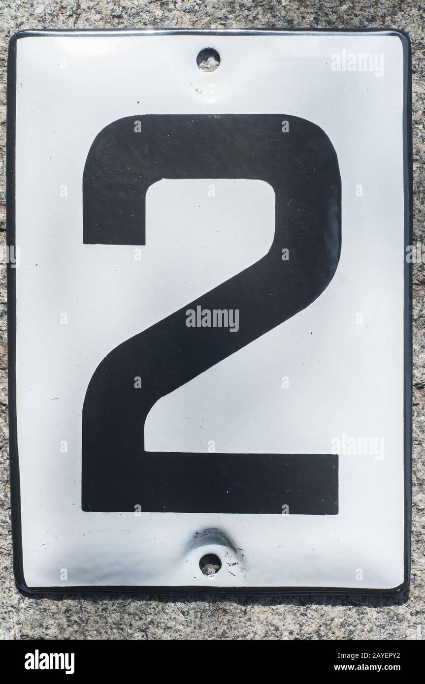Verwitterter grungener quadratischer Metall-Emaillierter Schild mit der Nummer 2 der Straßenadresse Stockfoto