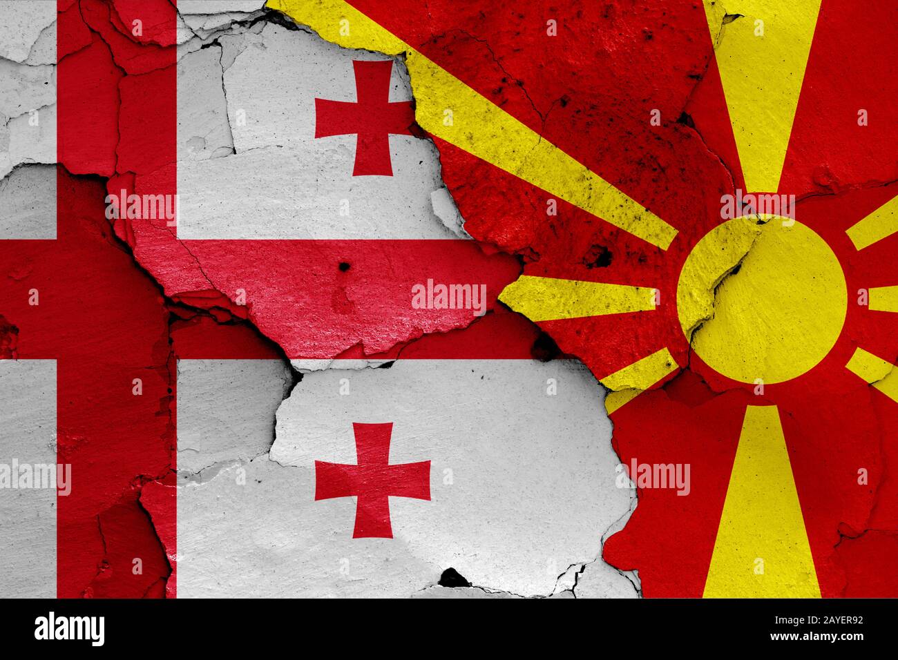 Flagge von Georgia und in Mazedonien auf gerissene Wand gemalt Stockfoto