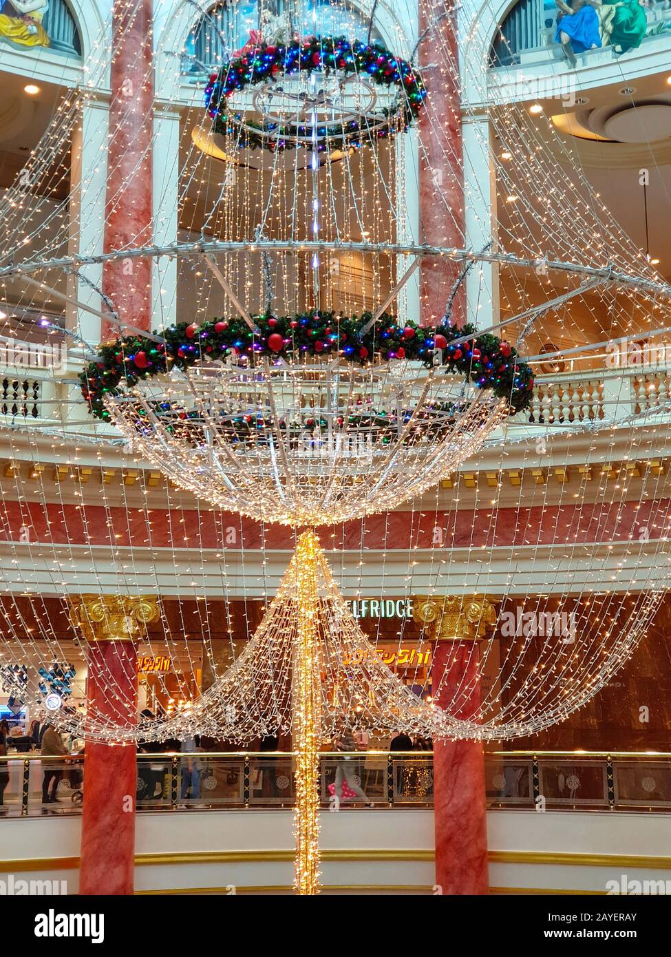 Weihnachtszeit Innenansicht des Intu Trafford Centre, Freizeitkomplex und Shopping-Ziel der Haute Couture in der Metropole Stockfoto