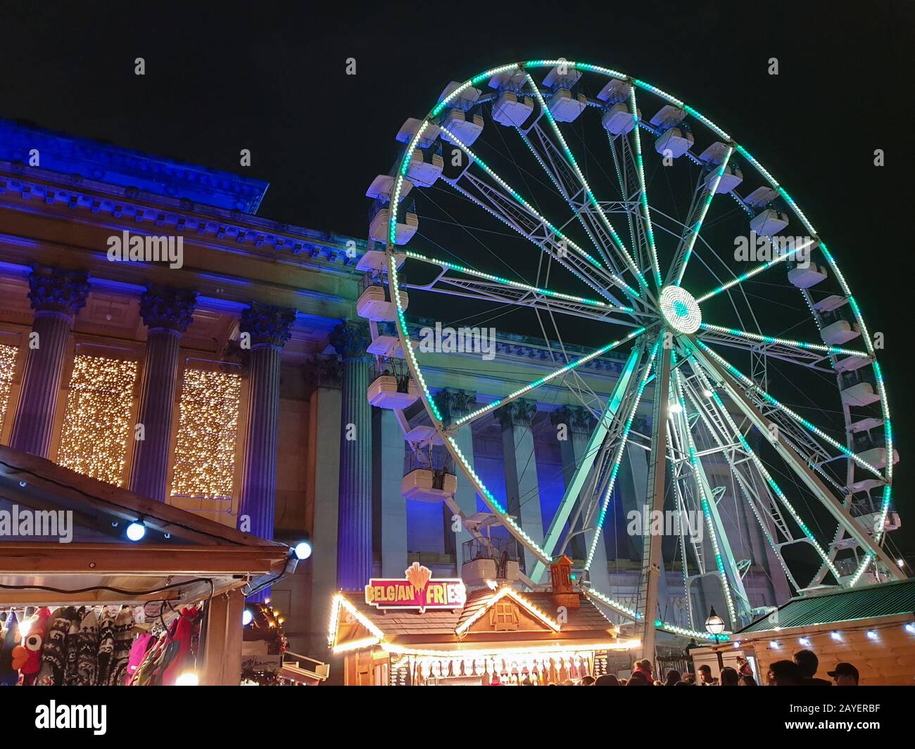 Schöne festliche Szene auf einem Weihnachtsmarkt in der Nähe des Bahnhofs Liverpool Lime Street Stockfoto