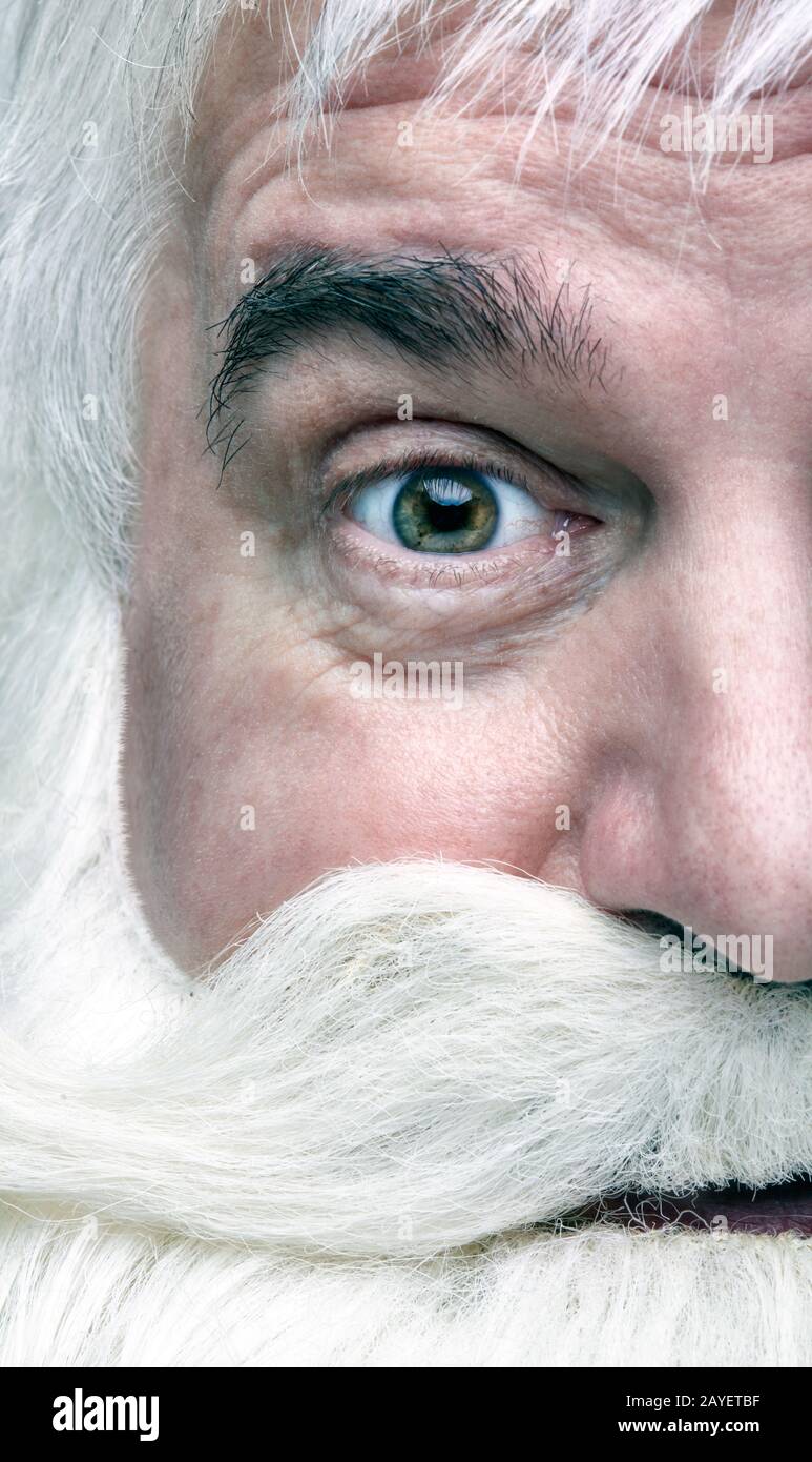 Nahaufnahme des Gesichts eines überragten Weihnachtsmannes Stockfoto