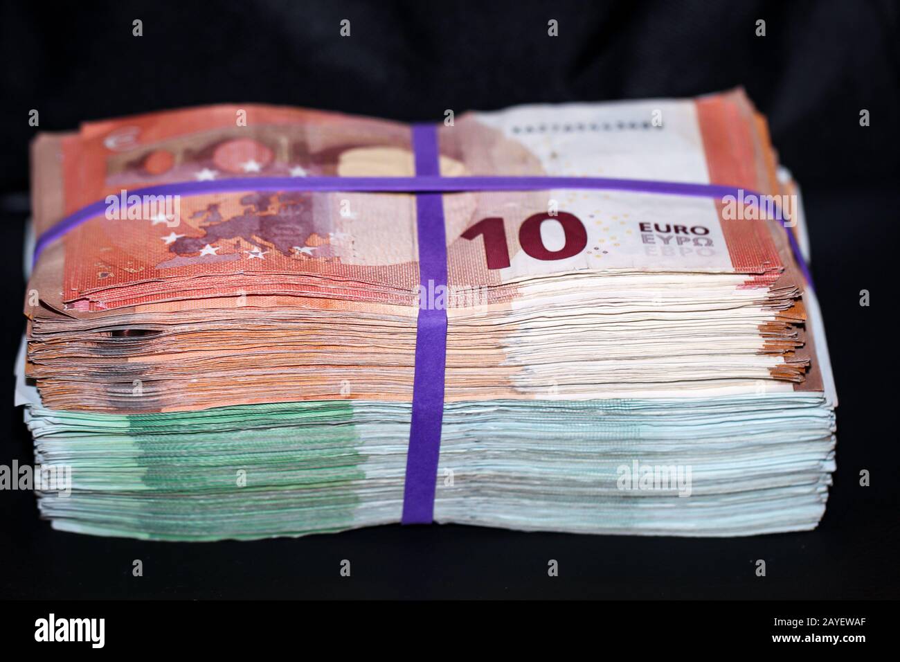 Mehrere tausend Euro in Banknoten, auf einem Stapel gebündelte Banknoten  Stockfotografie - Alamy