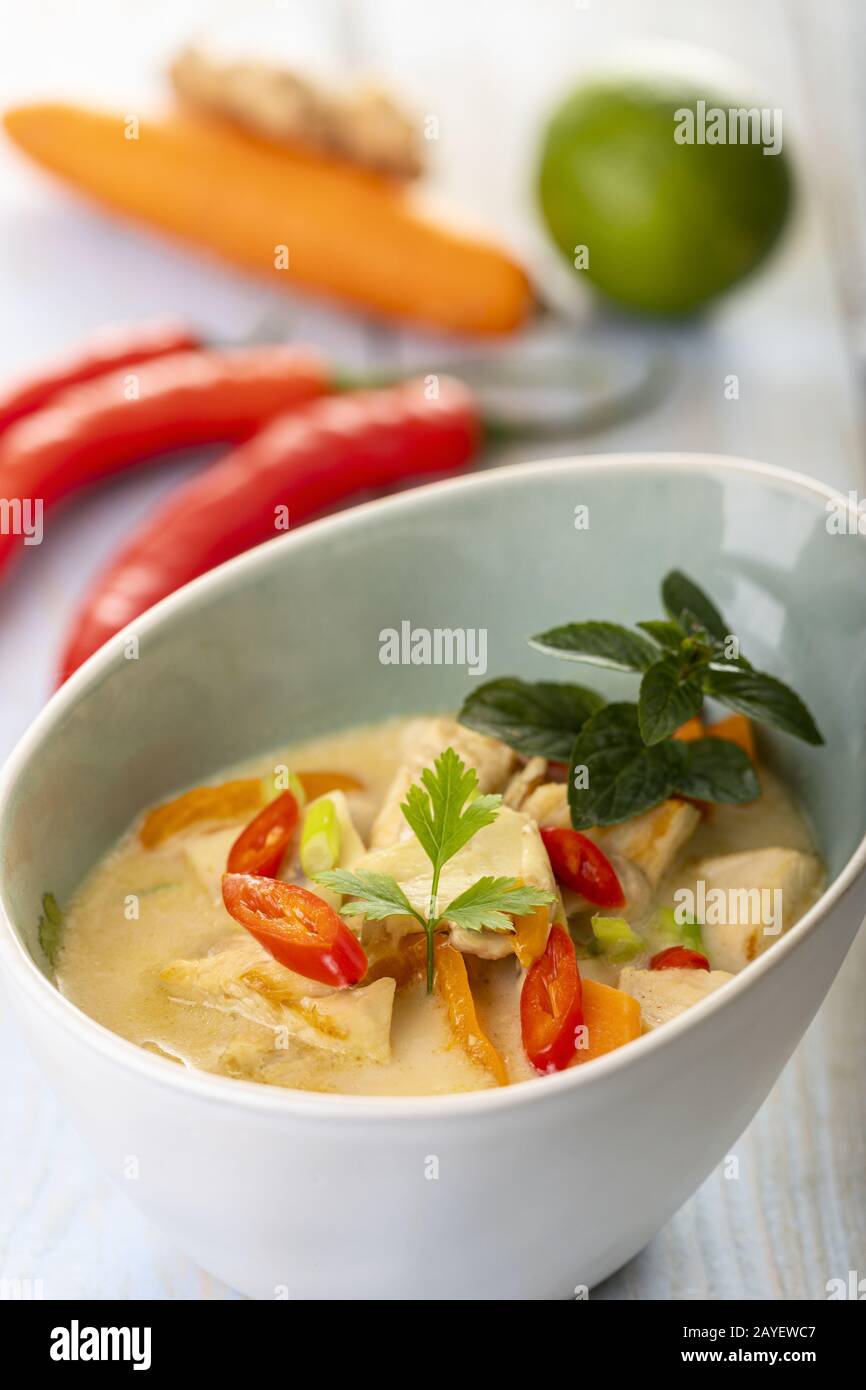 Thailandische tom kha gai suppe -Fotos und -Bildmaterial in hoher ...