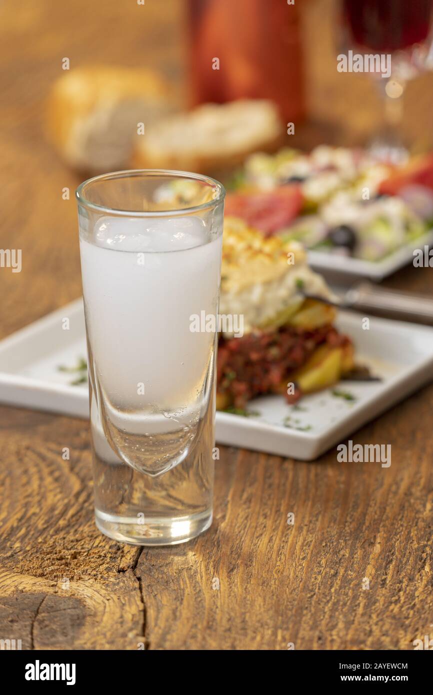 Ouzo mit eis -Fotos und -Bildmaterial in hoher Auflösung – Alamy