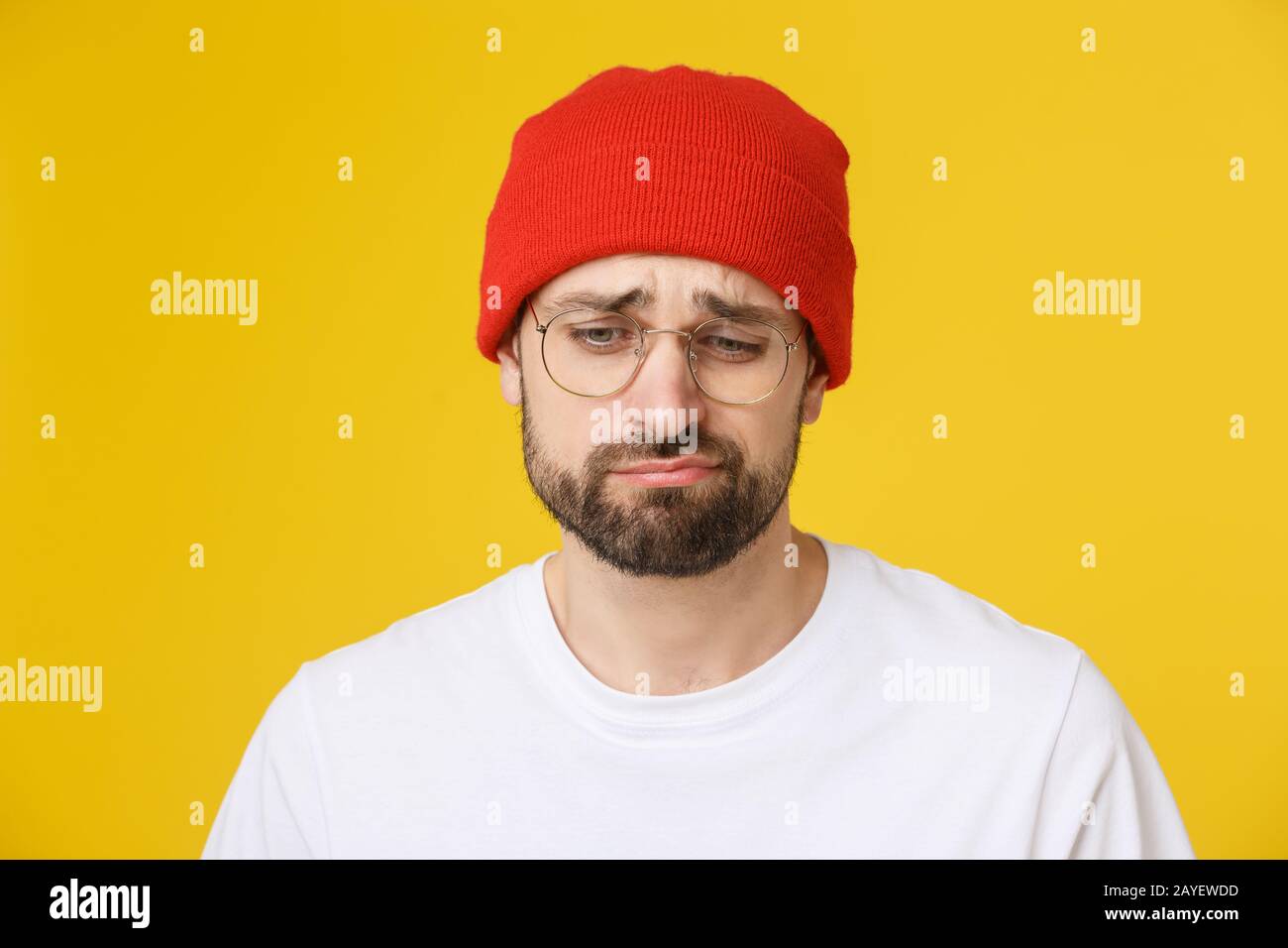 Nach Hispanic Mann über isolierte Hintergrund gedrückt und für Not, Sorgen, Wut und Angst. Traurige Ausdruck Stockfoto