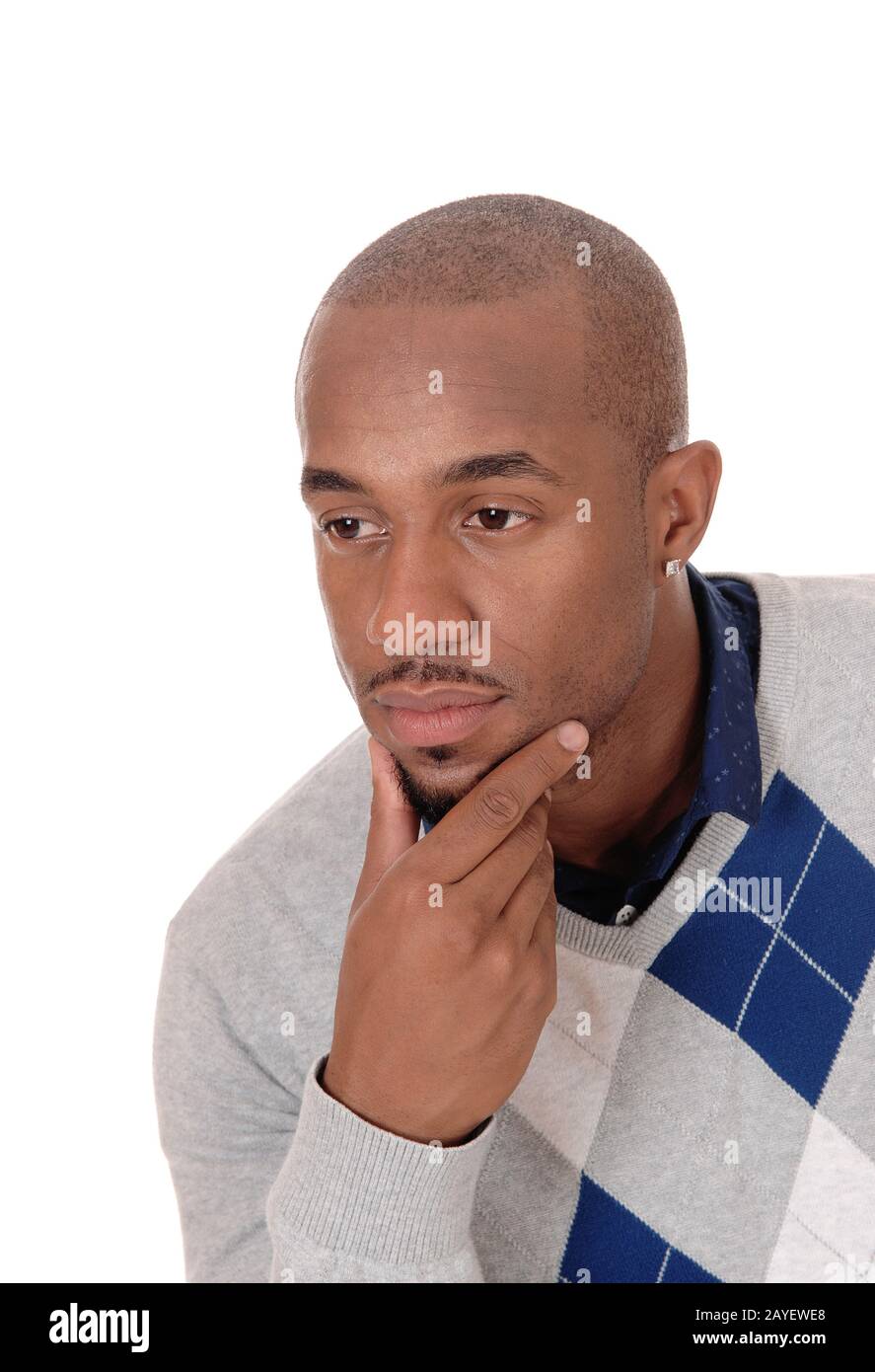 Afrikanischer Mann mit der Hand am Kinn, denkend Stockfoto
