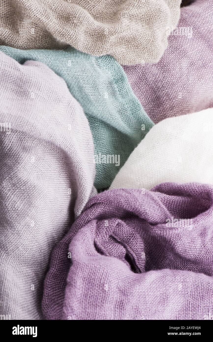 Mehrfarbiges Textil mit violetten Farbtönen und bunten Akzenten und satter, detailreicher Textur, Flachs Stockfoto