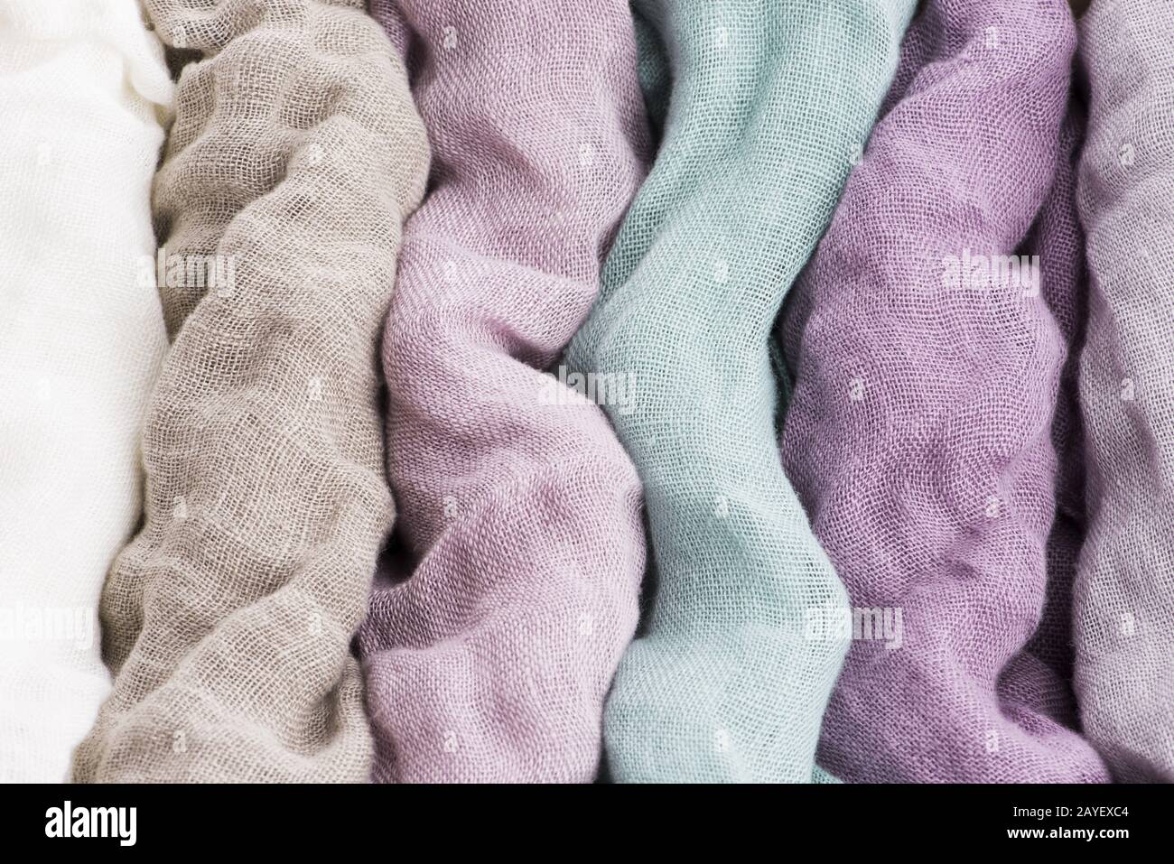 Mehrfarbiges Textil mit violetten Farbtönen und bunten Akzenten und satter, detailreicher Textur, Flachs Stockfoto