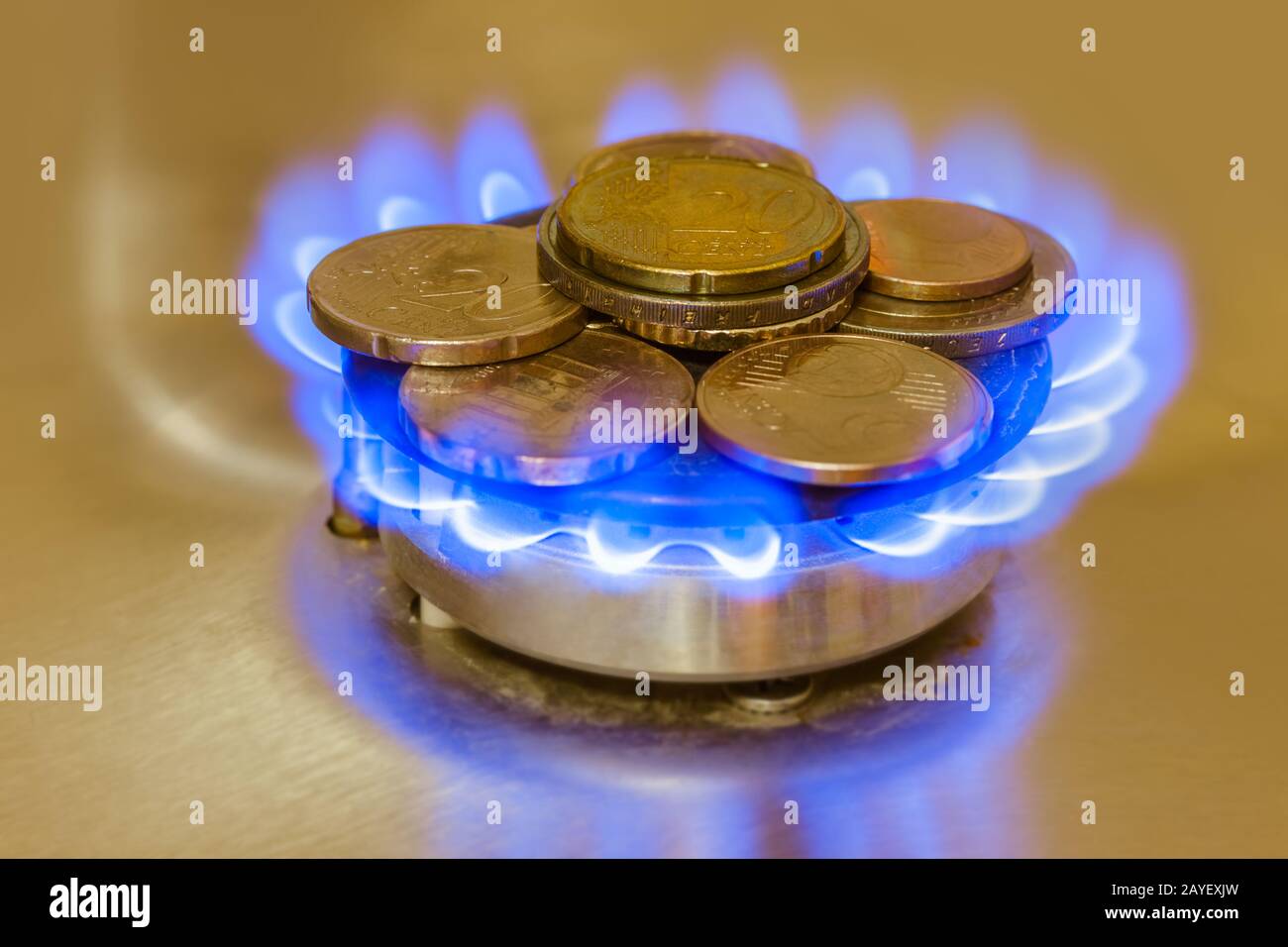 Münzen von auf dem Gasbrenner des Küchenofens Stockfoto