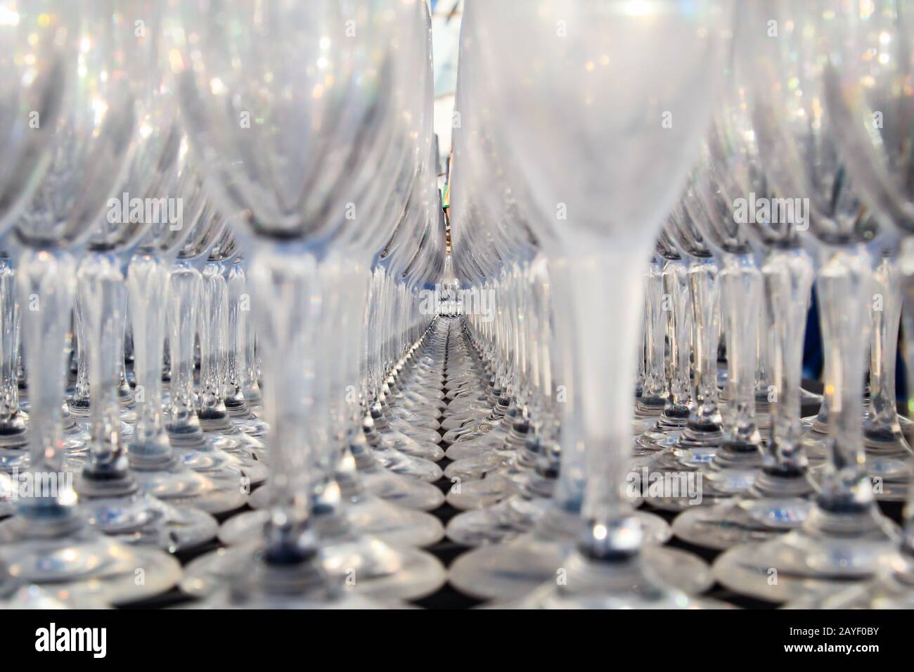 Viele Champagnergläser stehen auf dem Tisch Stockfoto