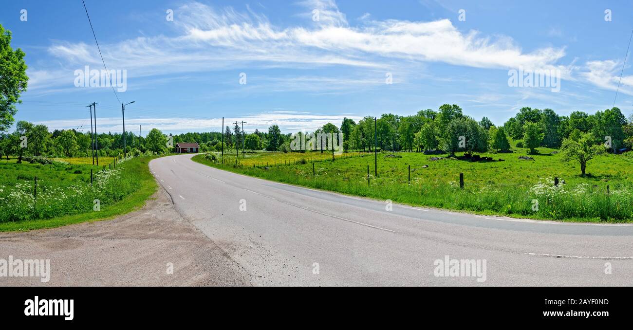 Panoramablick auf eine sommerliche Landlandschaft mit Autostraße im Süden Schwedens Stockfoto
