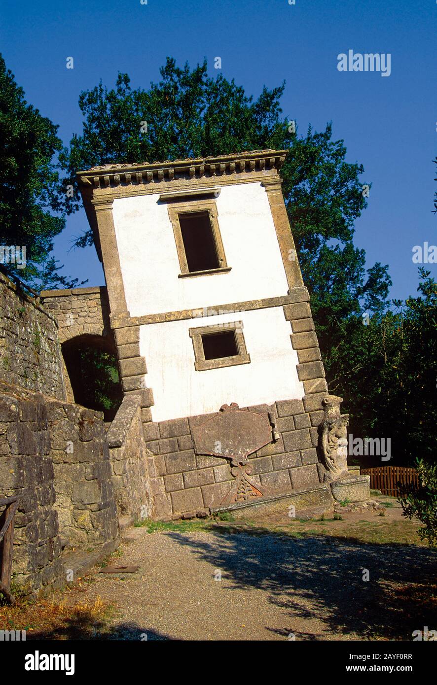 Italien, Latium, der Bomarzo-Garten von Monster ( Giardino Dei Mostris ) - Das kleine Haus Anhänger Stockfoto