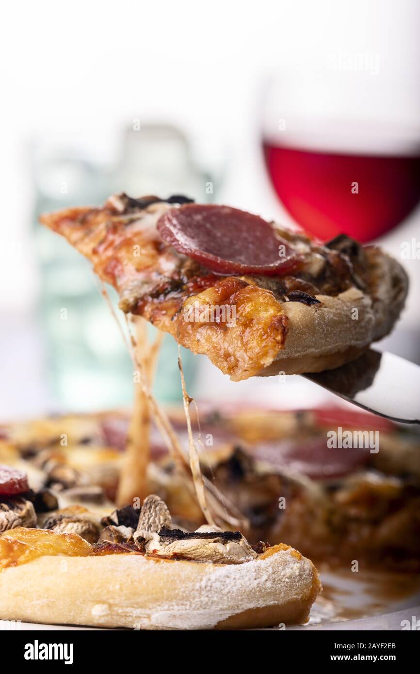 Scheibe Pizza auf einer Kuchenschaufel Stockfoto