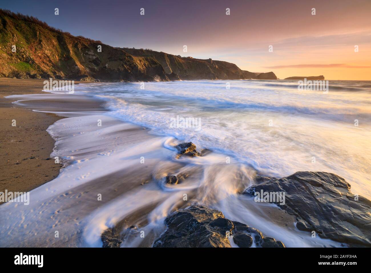 Polurrian Cove bei Mullion in Cornwall kurz vor Sonnenuntergang erobert. Stockfoto