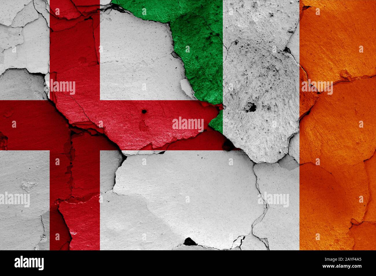 Flagge von England und Irland malte auf Risse an der Wand Stockfoto