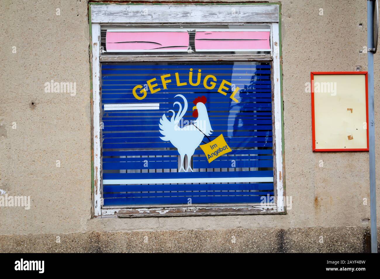 Ein Schaufenster eines ehemaligen Konsums der DDR mit Werbung für Geflügel Stockfoto