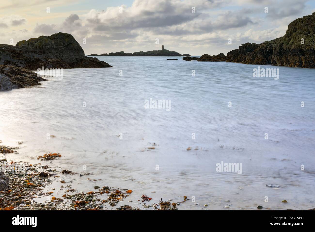 Rhoscolyn Beacon aus Porth y Cogwgl Beach eingefangen Stockfoto
