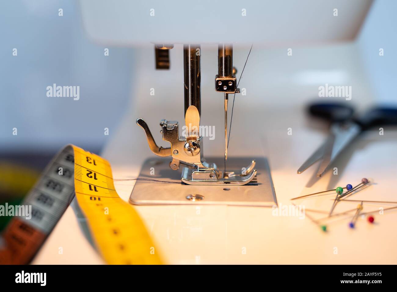 Nahaufnahme Nähmaschine und Nähausrüstung, geringe Schärfentiefe Stockfoto