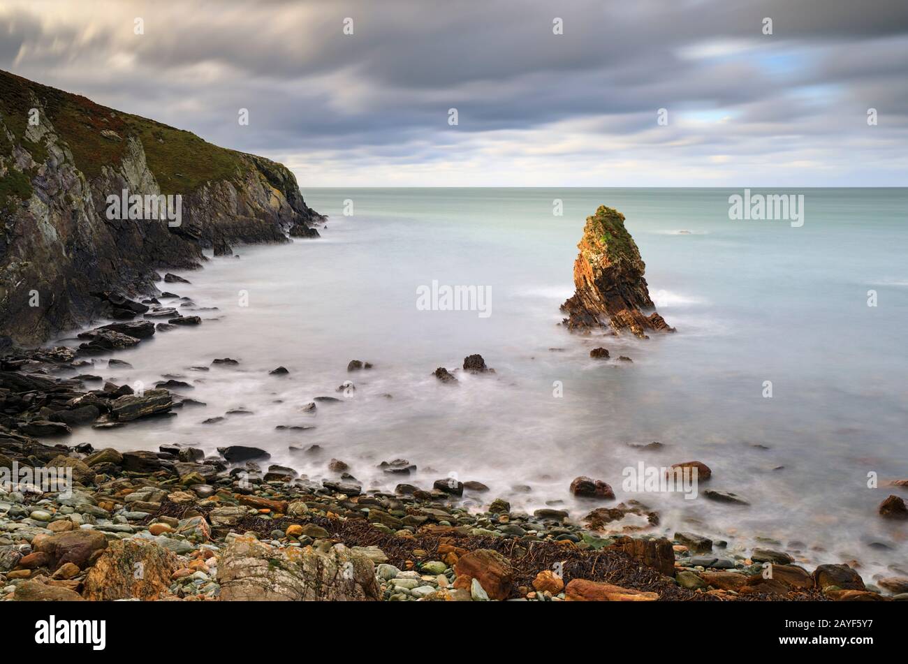 Ein Meeresstapel in Port y Post auf Anglesey in Nordwales. Stockfoto