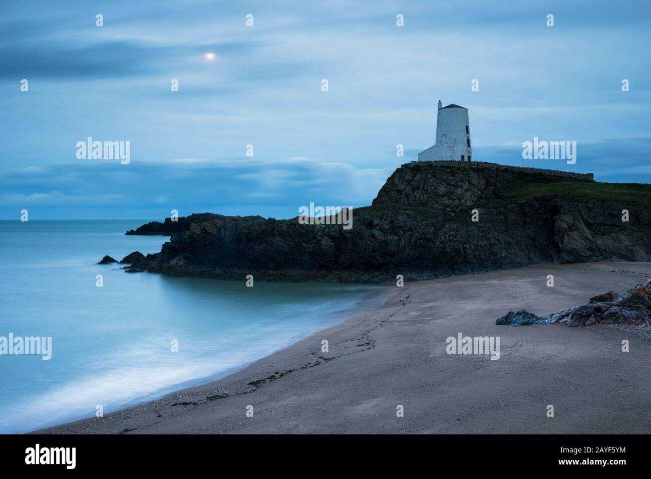 Llanddwyn Island auf der Insel Anglesey vor Sonnenaufgang gefangen genommen. Stockfoto