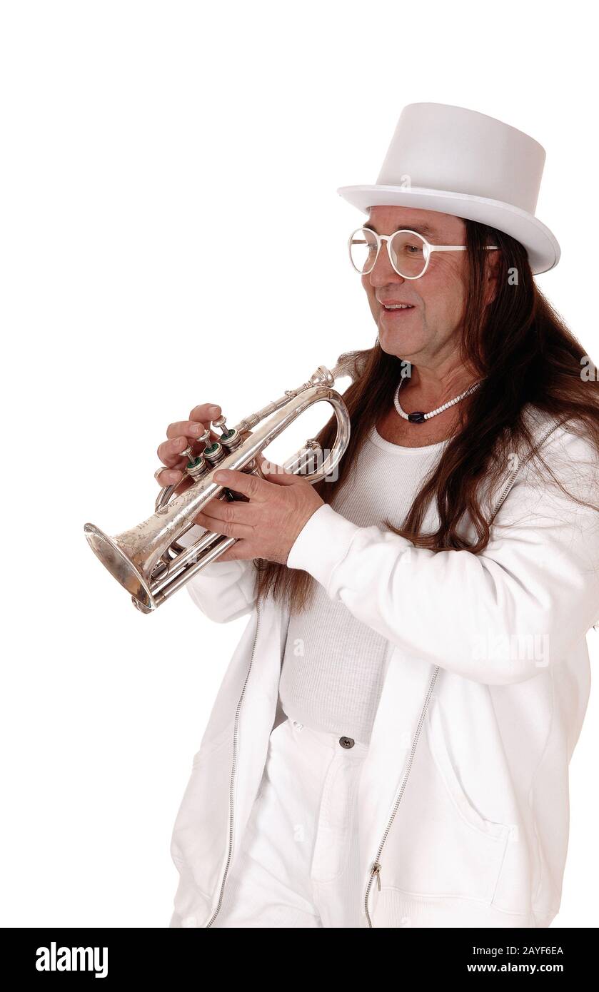 Ein Trompeter, der in einem weißen Outfit und Hut steht Stockfoto