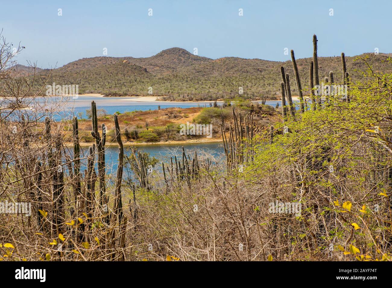 Blick auf die Landschaft auf Insel und Berge Stockfoto