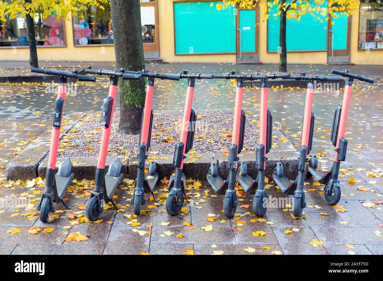 In der Einkaufsstraße werden elektrische Treppenstufen geparkt Stockfoto