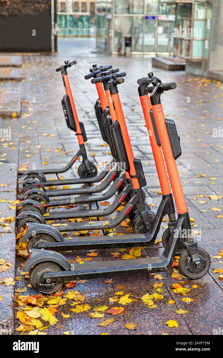 In der Einkaufsstraße von Helsinki geparkte Elektrostufen Stockfoto