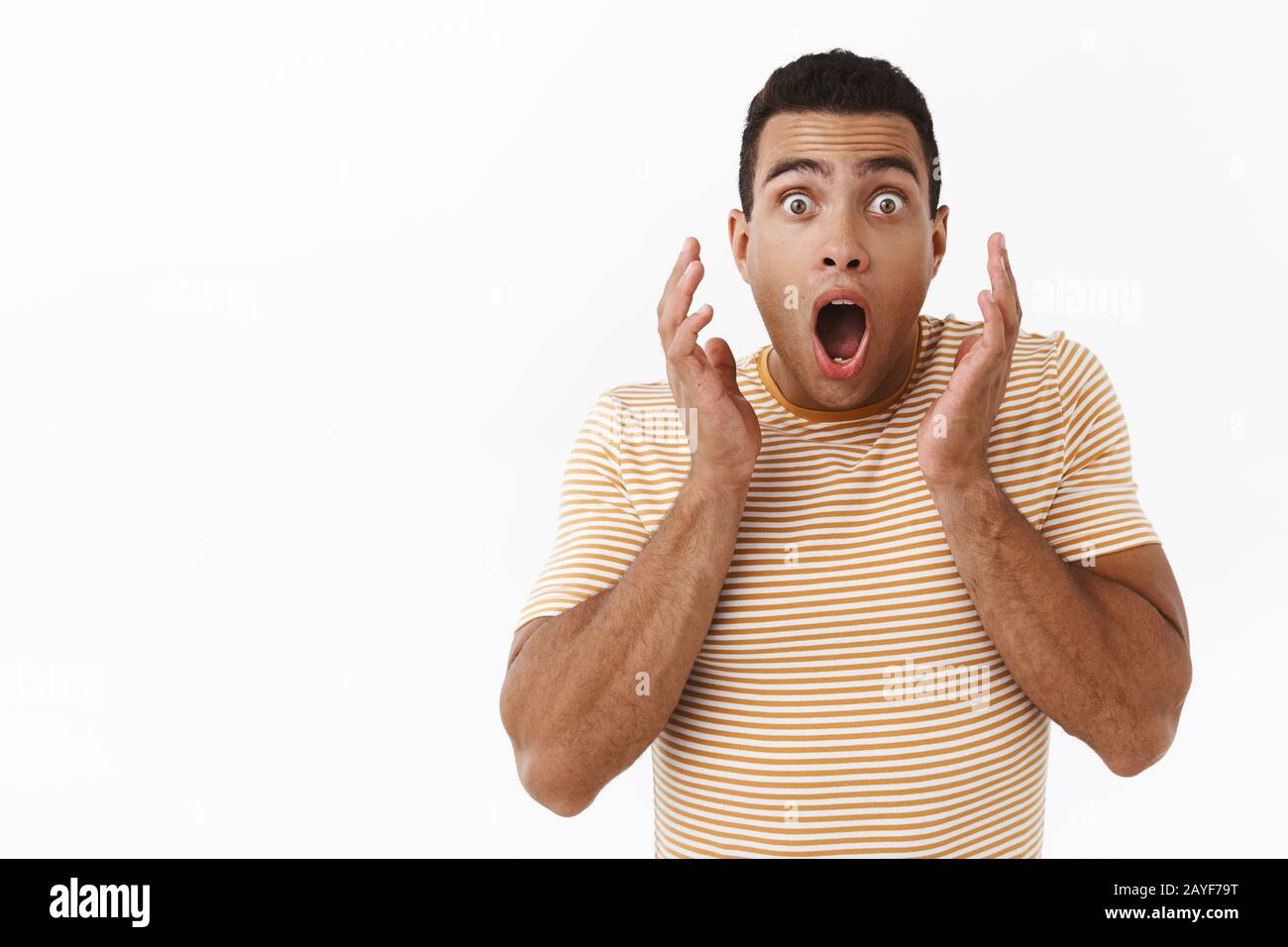 Erschrocken und schockiert maskuliner junger Mann, Athlet erschreckt von gebratenen, schreienden, offenen Mund, die vergasend und verwinkelt sind, als starrend stehend Stockfoto